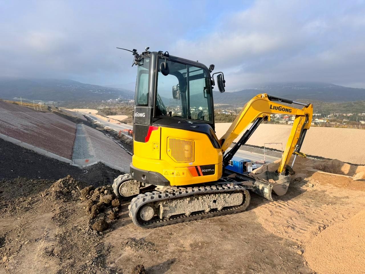 Фото к статье: Пополнение парка техники: Гидравлический мини-экскаватор LIUGONG