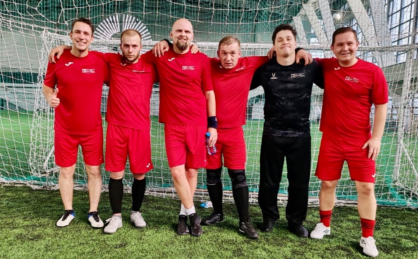 Фото к статье: Футбольная команда "БалтМостСтрой" на юбилейном Кубке по мини-футболу