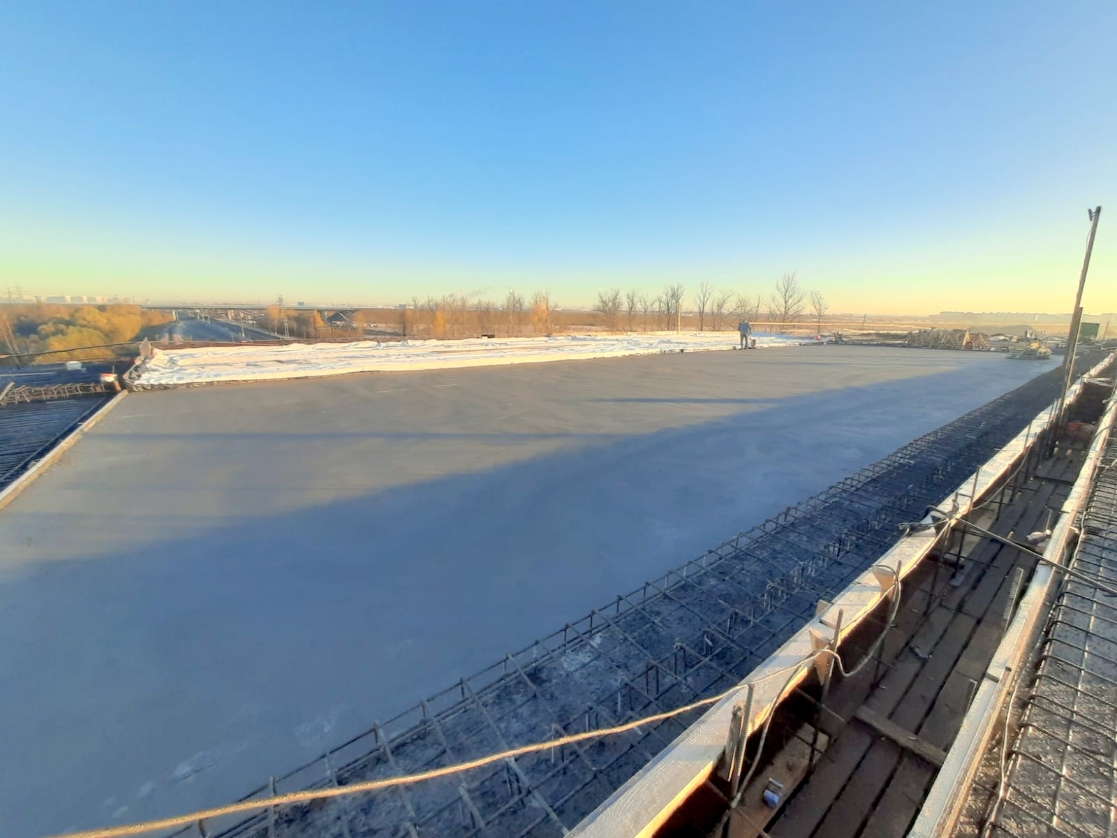 Фото к статье: Бетонирование плиты проезжей части Витебского путепровода: интенсивные работы осенью