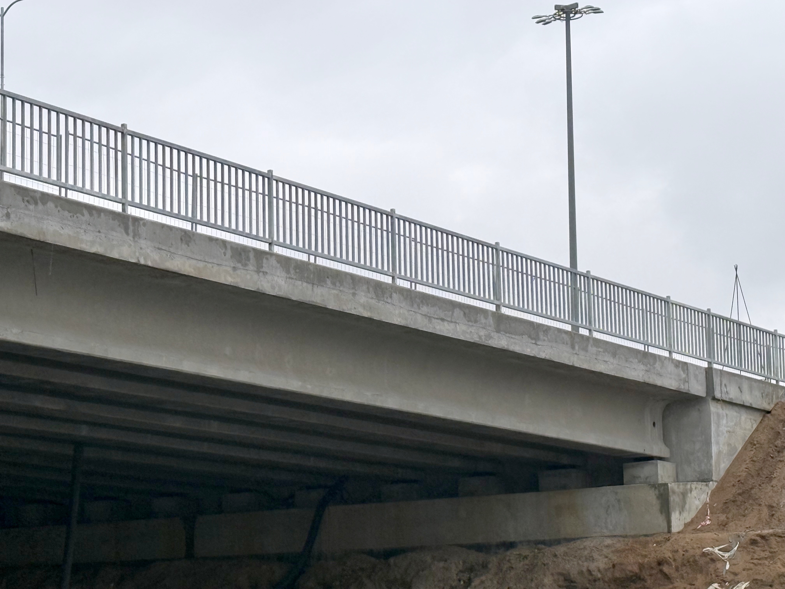 Фото к статье: Путепровод через железнодорожные пути Балтийского направления: завершение строительства