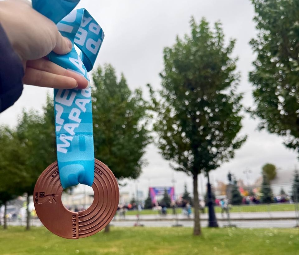 Фото к статье: Фееричное завершение бегового сезона: "БалтМостСтрой" на "Арена марафоне"