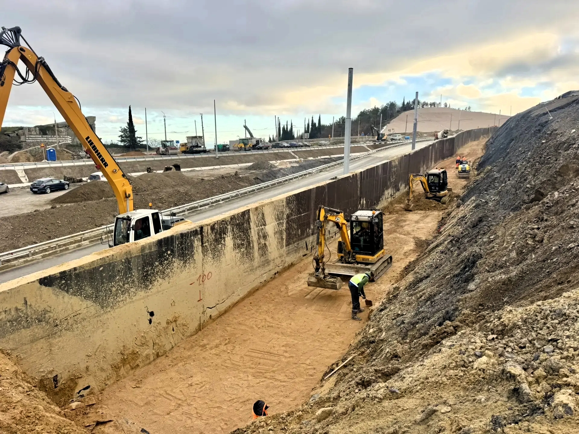 Фото к статье: Подпорные стены на дороге в обход города Алушта: основа безопасности в горных условиях
