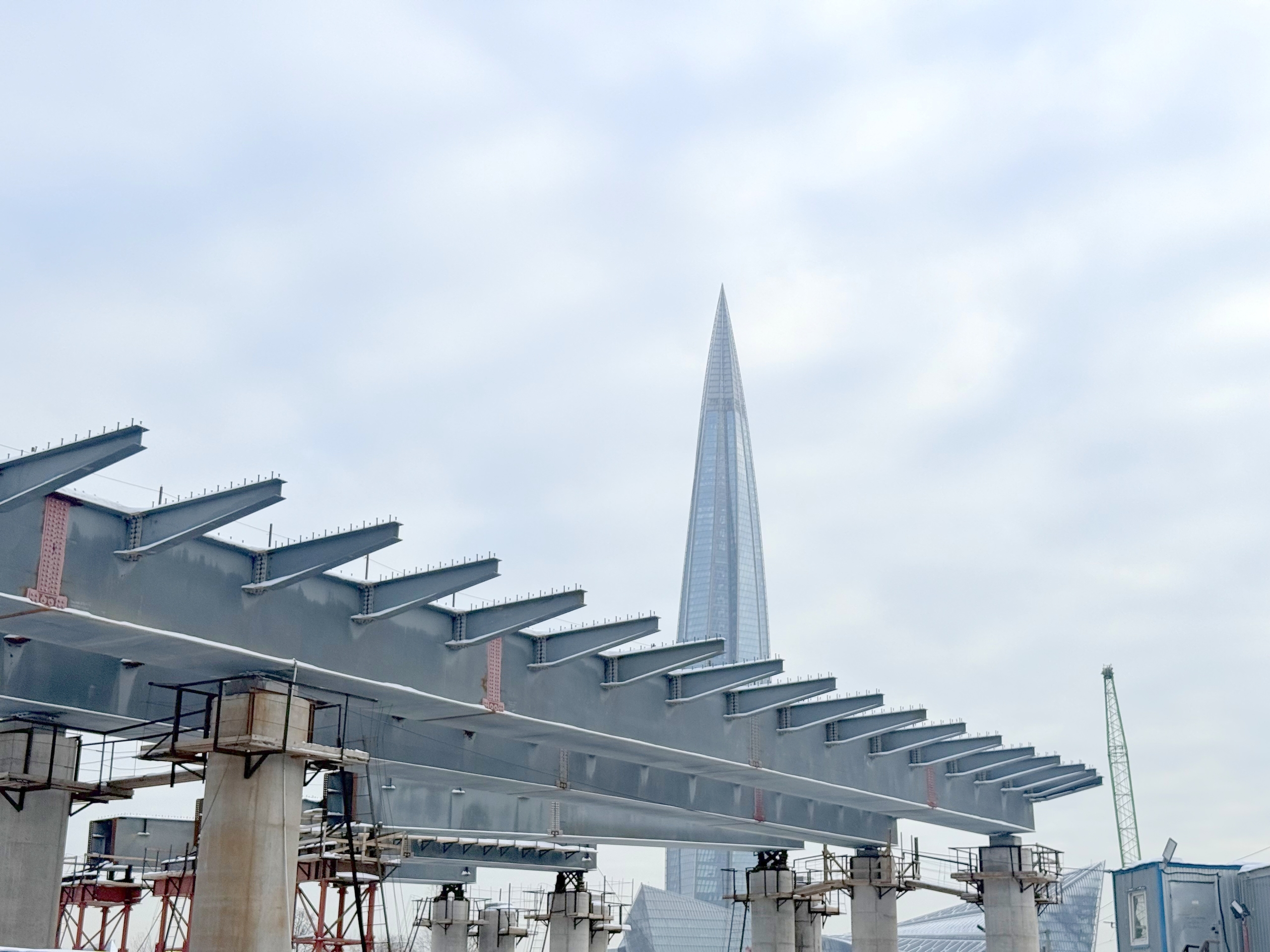 Фото к статье: Металлические конструкции путепровода М-32: 714 тонн металла уже смонтировано