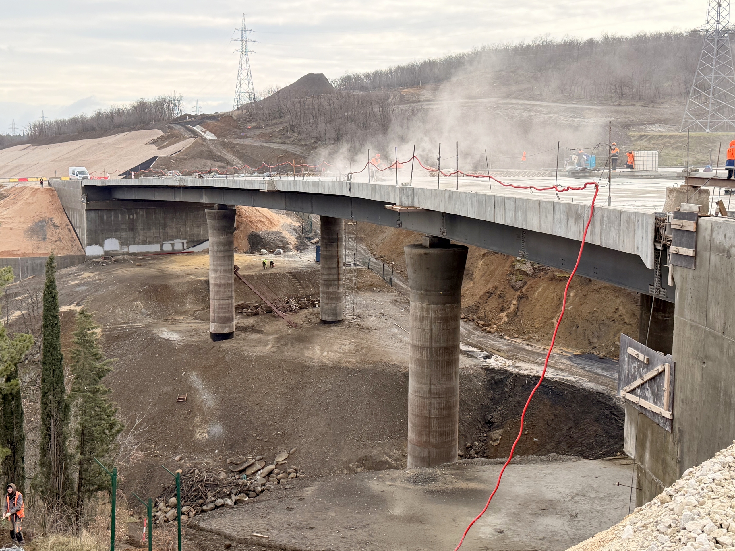 Фото к статье: Виадук на дороге в обход города Алушта (Республика Крым).