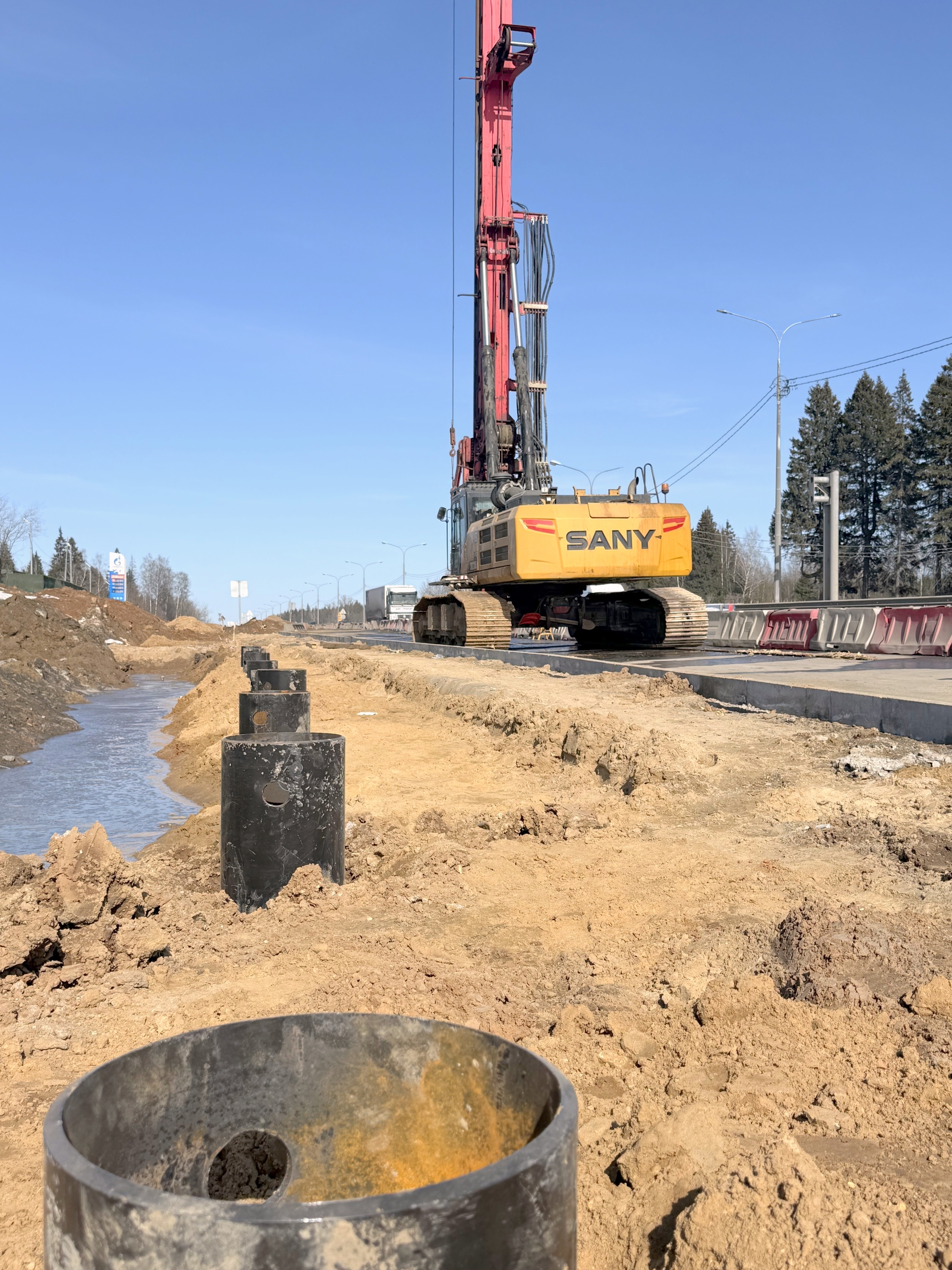 Фото к статье: Установка шумозащитных экранов на Ярославском шоссе.