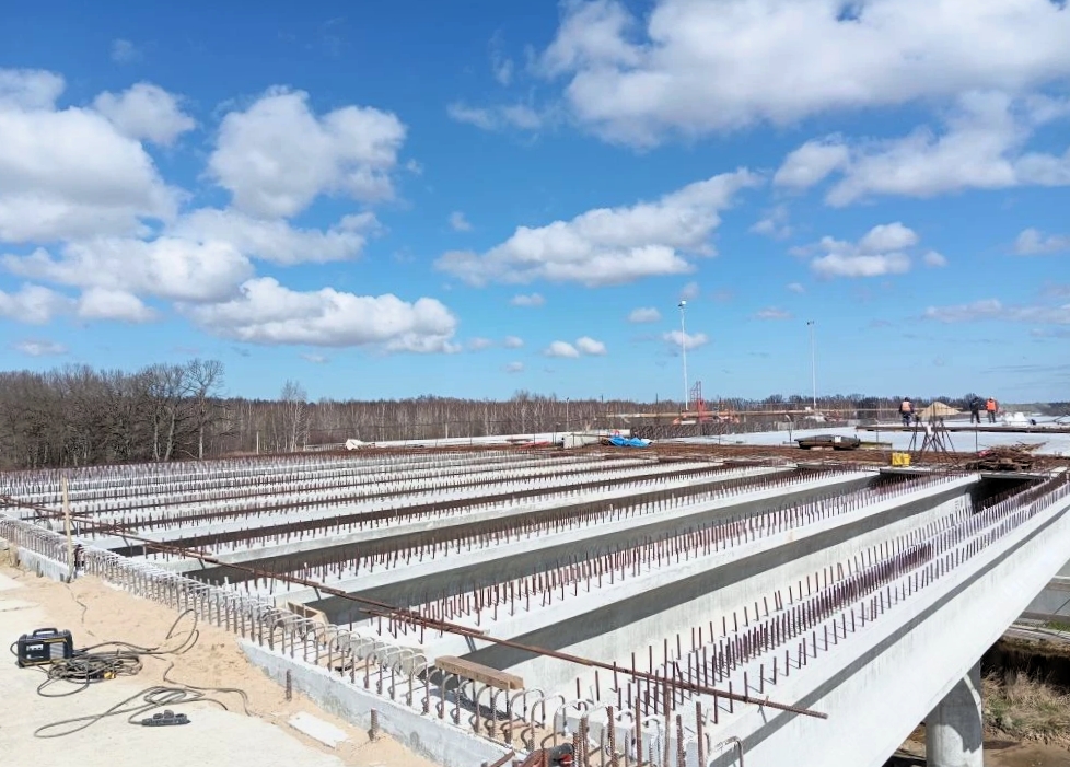 Фото к статье: Монтаж балок на мосту в Калининграде.
