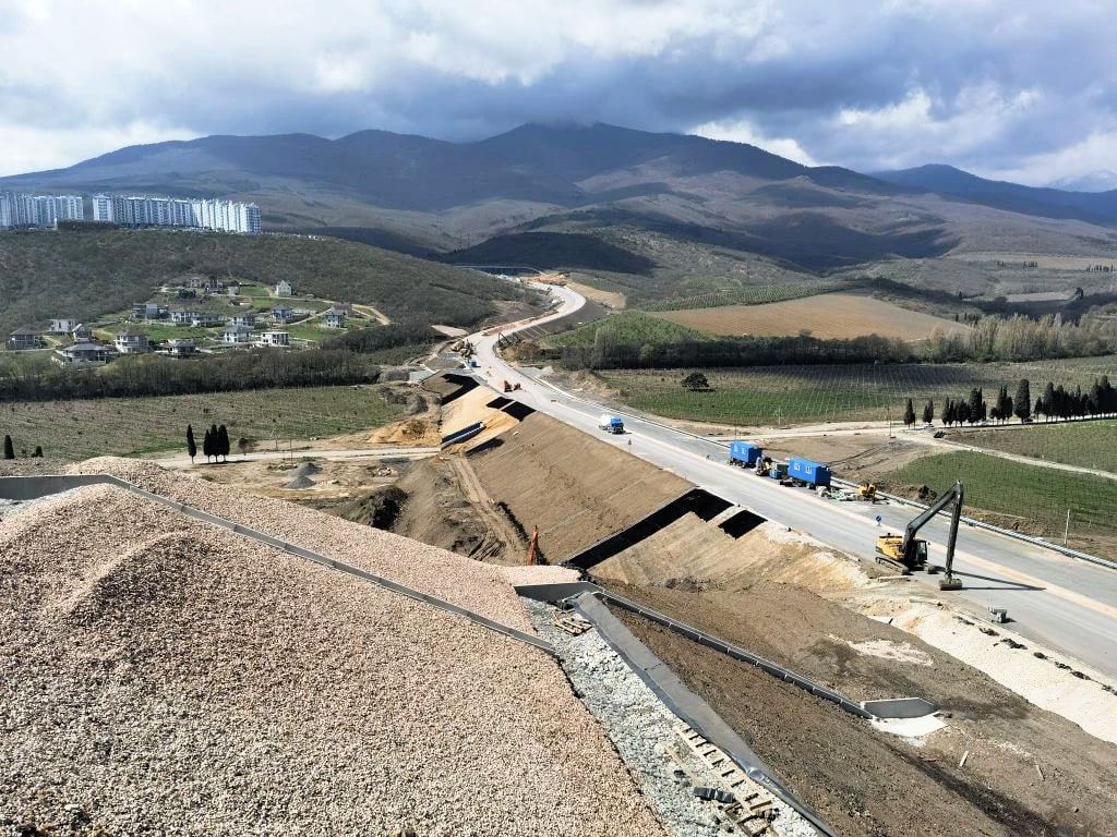 Фото к статье: Объездную дорогу Алушты в Крыму строят с опережением графика.