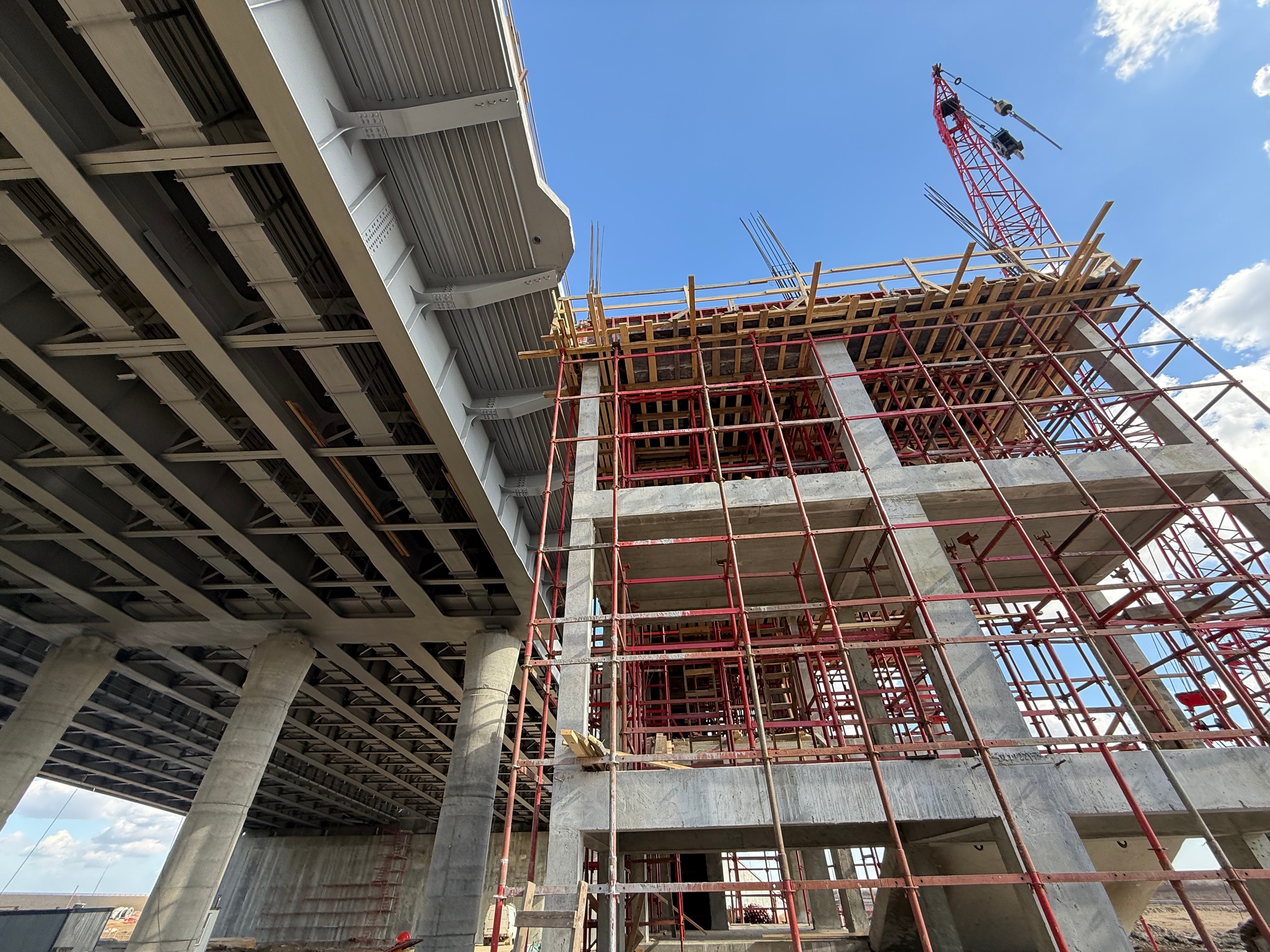 Фото к статье: Строительство лестничных сходов на Витебском путепроводе