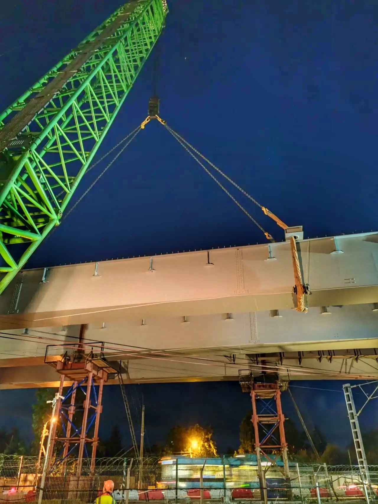 Фото к статье: На М-32 завершили монтаж нитки «В» над железной дорогой.