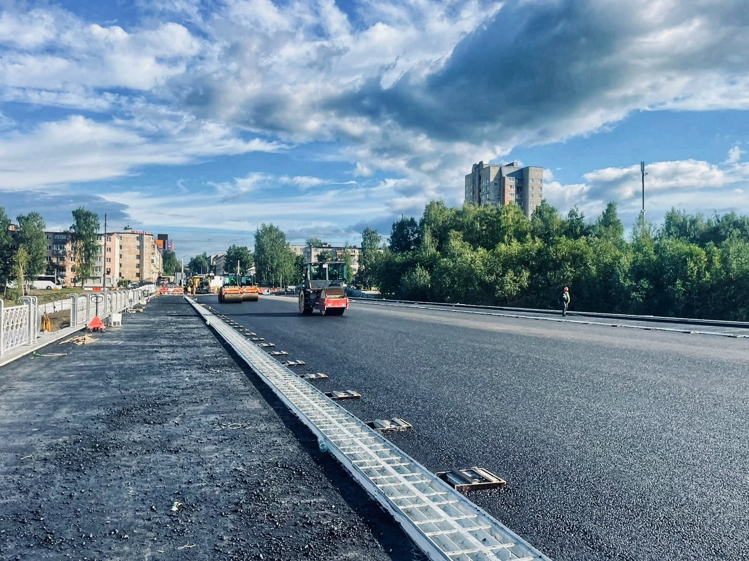 Фото к новости: Началась укладка асфальта на Лобановском мосту в Петрозаводске