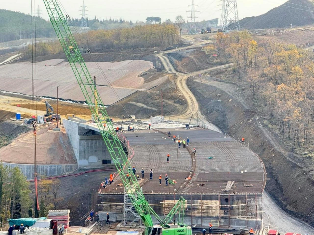 Фото к новости: Трассу в обход Алушты на Южный берег Крыма достроят к концу 2026 года