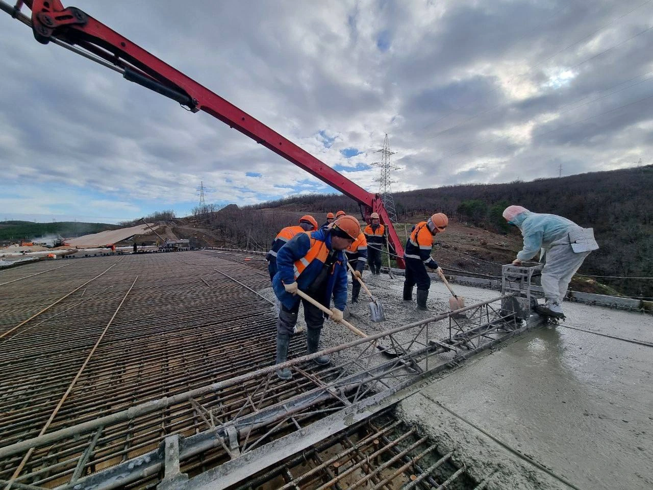 Фото к новости: На обходной дороге Алушты началось бетонирование монолитной плиты виадука