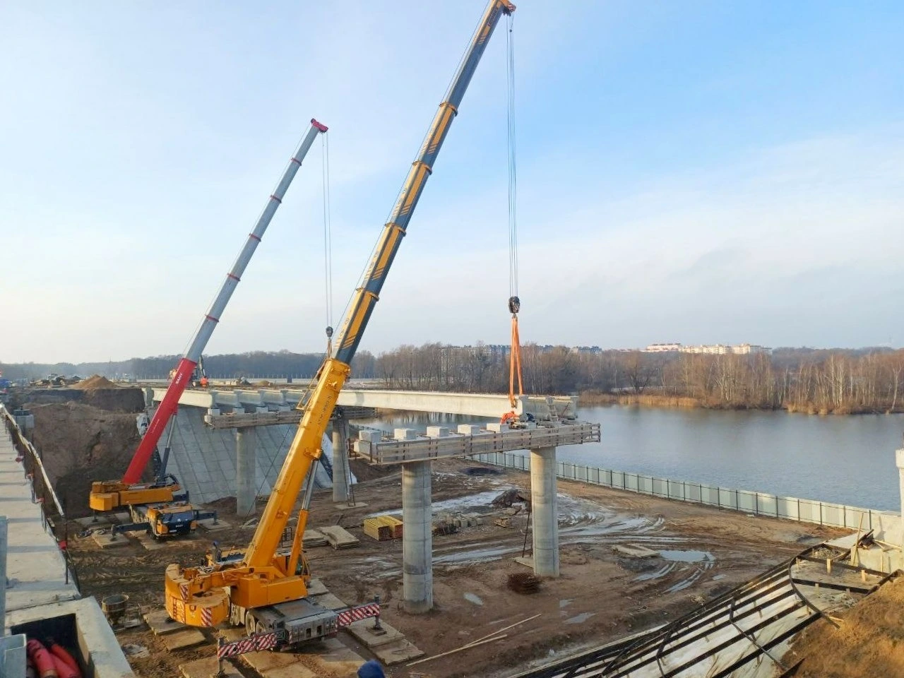 Фото к новости: Мост через Питьевые озёра (Калининград) обрёл завершённый вид.