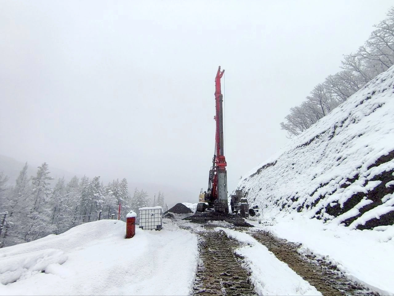 Фото к новости: Реконструкция дороги Перевальное – Алушта: строительство подпорных и противооползневых сооружений в горной местности.