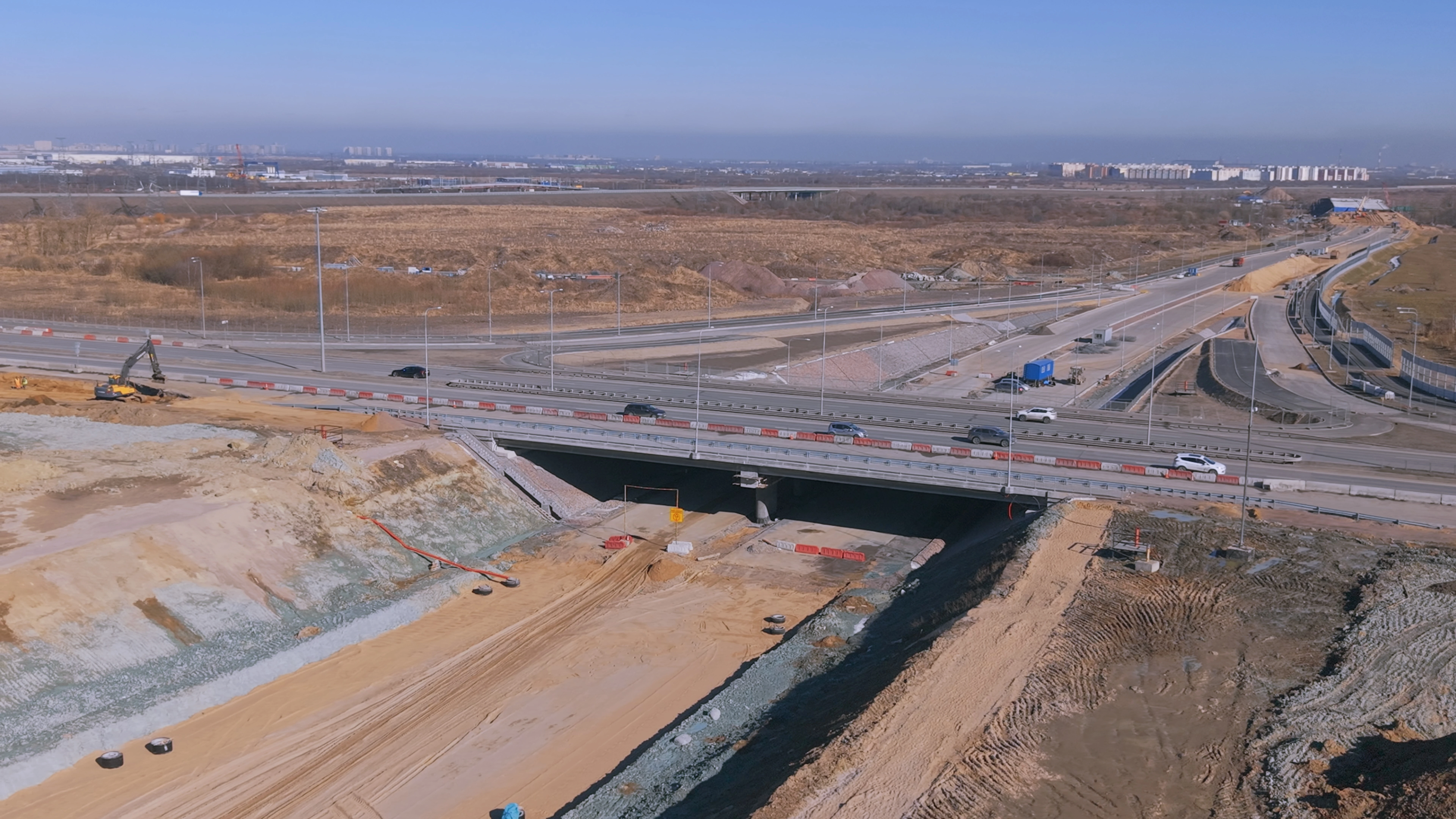 Фото к новости: Основной ход Южной широтной магистрали соединили под Петербургским шоссе