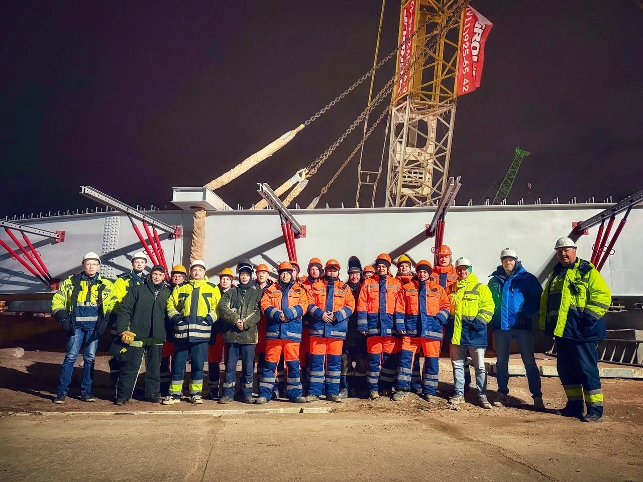 Фото к новости: На трассе М-32 смонтирована первая 100-тонная балка путепровода над Приморским шоссе.