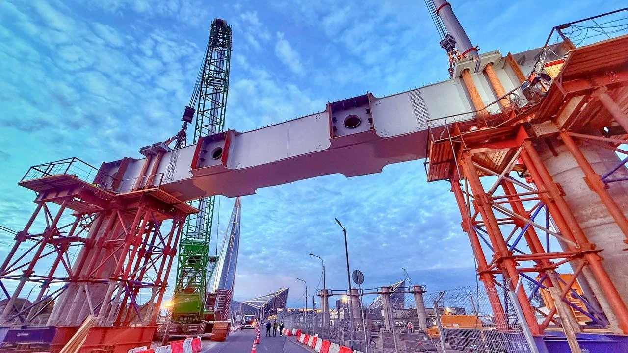 Фото к новости: На трассе М-32 в Санкт-Петербурге установлен 140-тонный ригель над Приморским шоссе