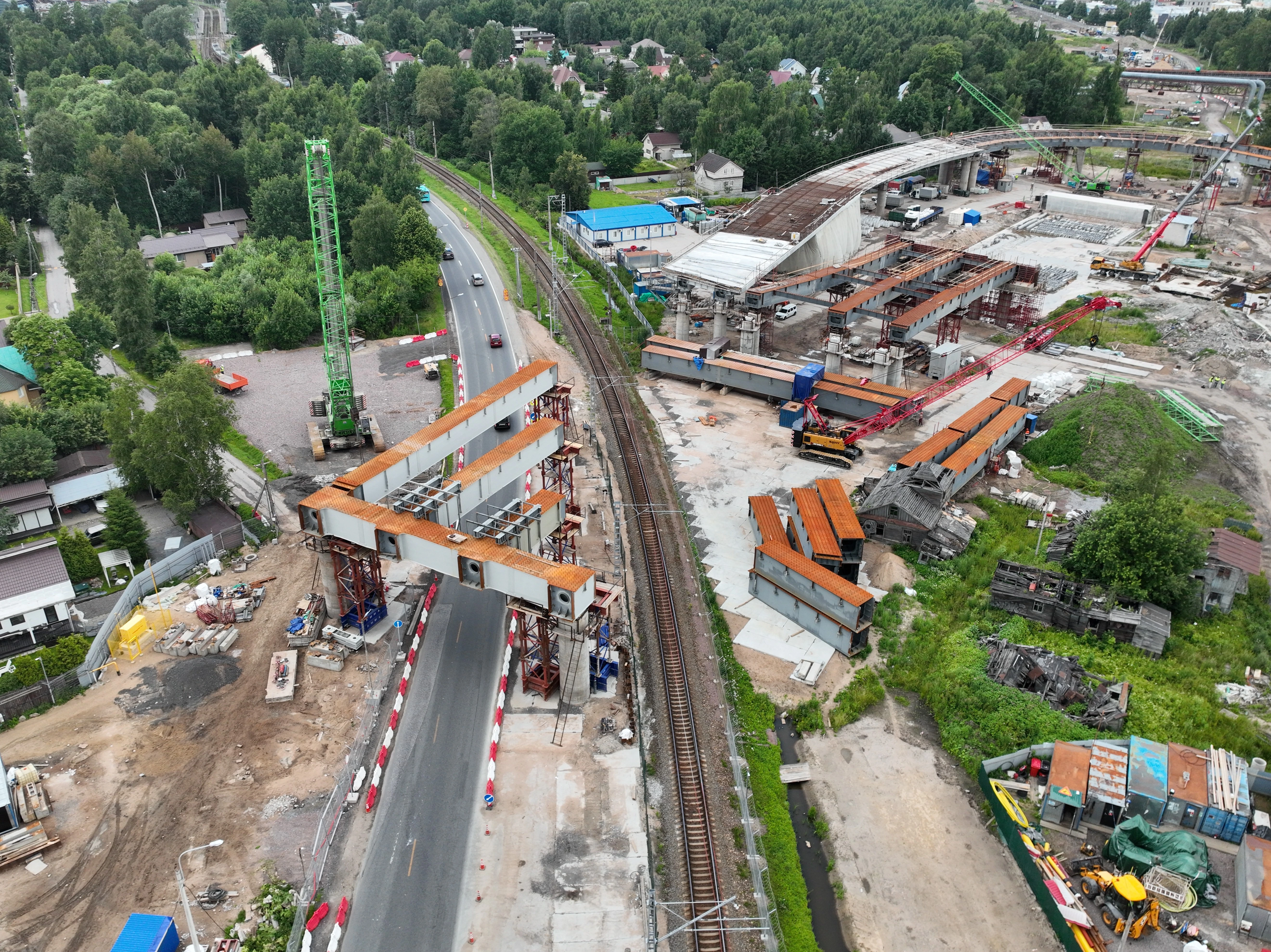 Фото к новости: Путепровод трассы М-32 перешагнул через Приморское шоссе.